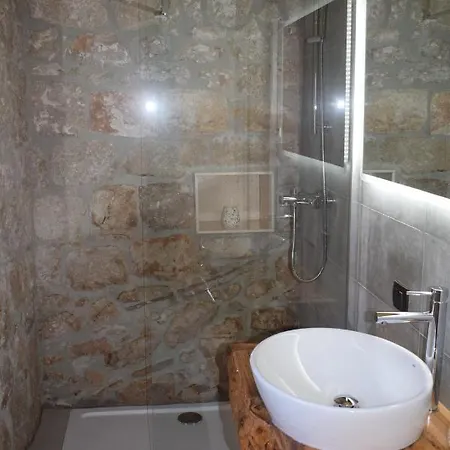 Island Escape - Renovated Old Stone House *