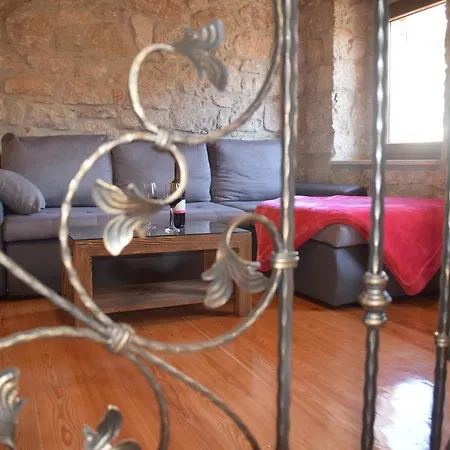 Island Escape - Renovated Old Stone House *